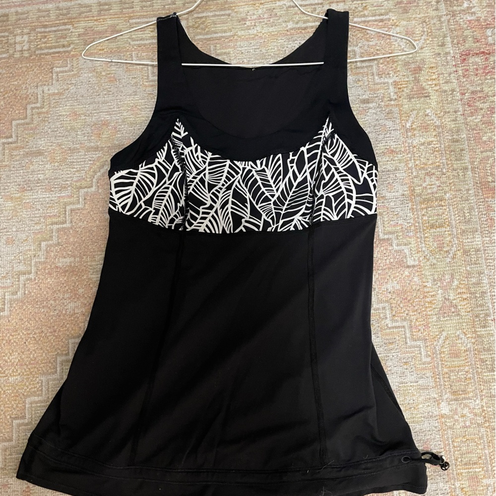 Lululemon tank with palm leaves